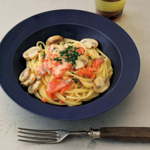 濃厚ソースに白ワインの隠し味がそそる【スモークサーモンのクリームソースパスタ】簡単レシピ