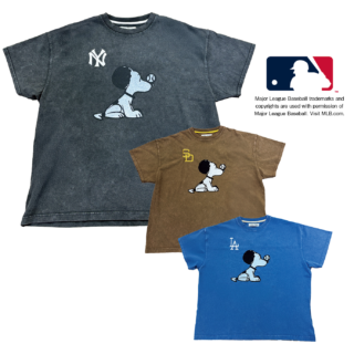 MLB×PEANUTSのコラボレーションT。50年代アートのレトロなスヌーピーが野球ボールで遊んでいるキュートなデザイン。Tシャツ 各¥8,250（全てDOUBLE NAME／L.W.C.）