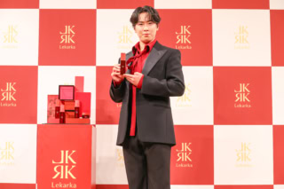 大人の高機能スキンケア「Lekarka(レカルカ)」の新アンバサダーに就任された、Snow Manの宮舘涼太さん。