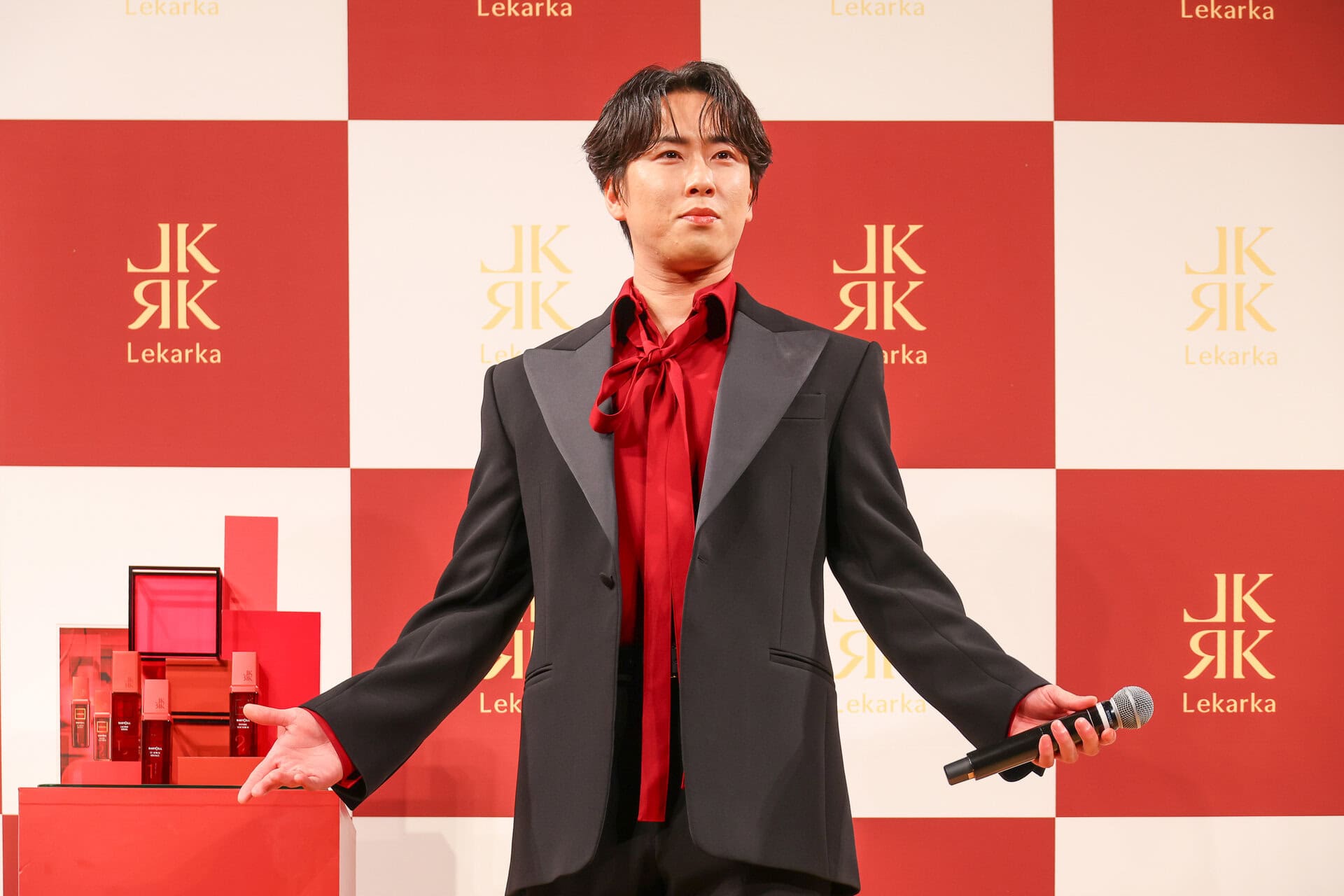 内側から発光するような圧倒的な美肌と、唯一無二の気品。 美への飽くなき探求心を忘れない宮舘さんだからこそ、レカルカの先進スキンケアの説得力がさらに際立ちます。