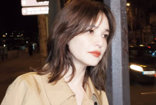 THE ROWのトレンチコート、Gianvito Rossiのパンプス、ALEXANDRE DE PARISのベロアリボンシュシュ/全て本人私物