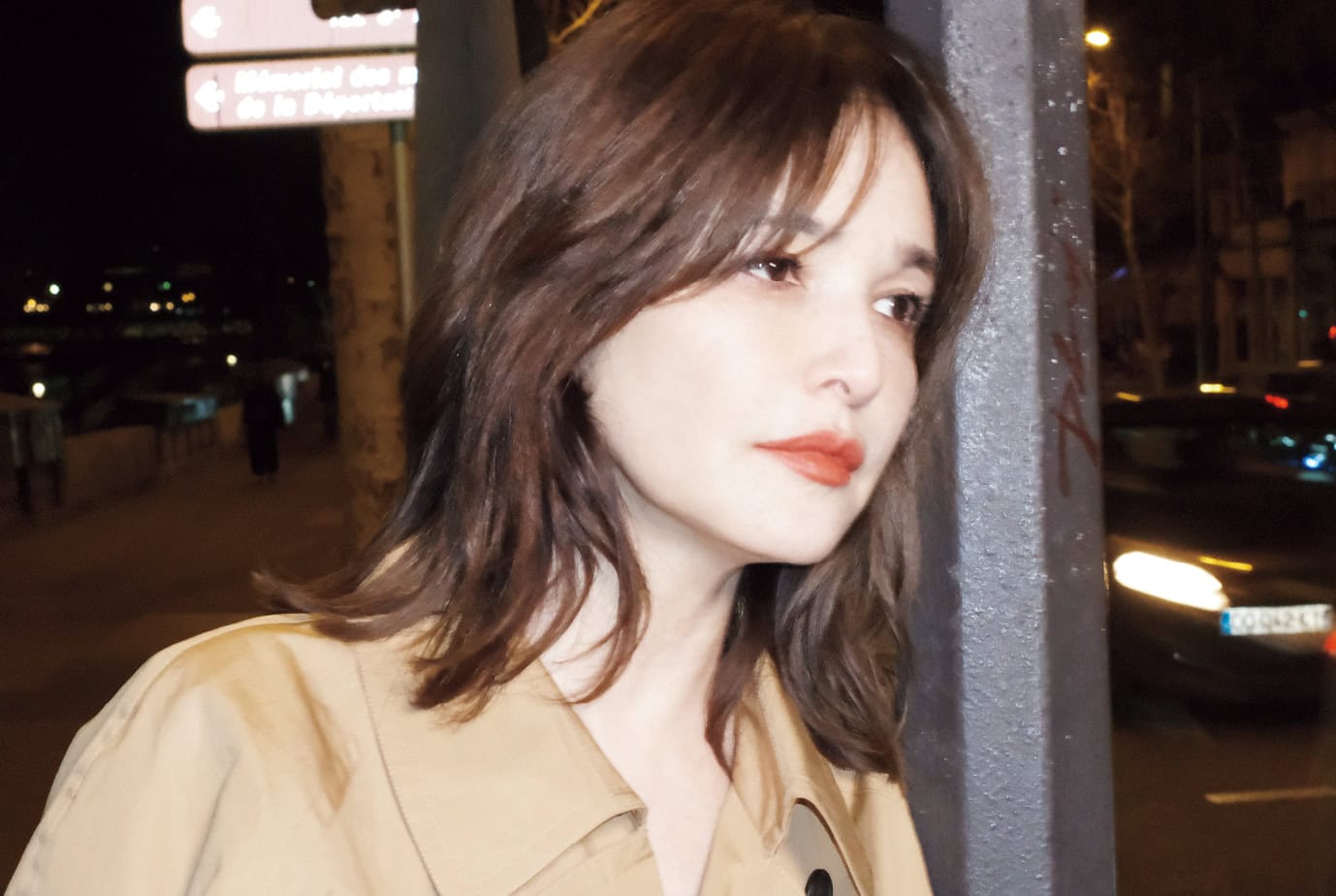 THE ROWのトレンチコート、Gianvito Rossiのパンプス、ALEXANDRE DE PARISのベロアリボンシュシュ／全て本人私物