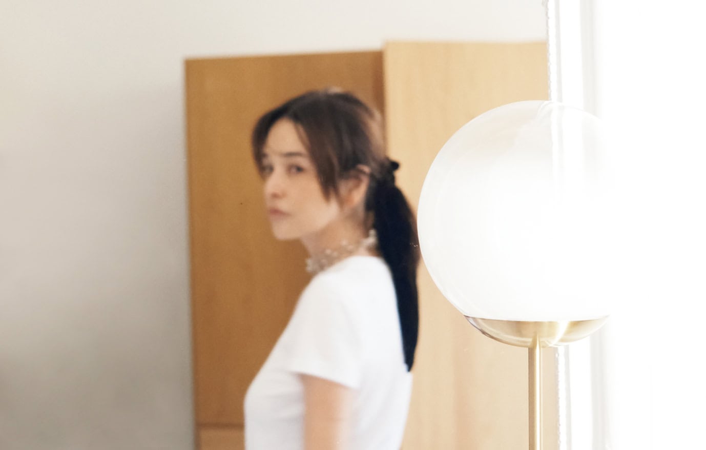 AURALEEのTシャツ、ALEXANDRE DE PARISのベロアリボンシュシュ/共に本人私物、ネックレス3,000€(RIER)