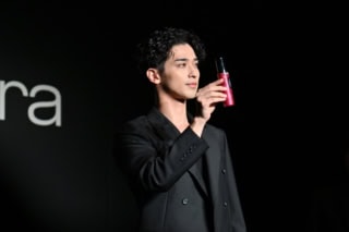 限定の「フィックス ミスト レッド」を手に。真摯に美と向き合う大人の気品が漂います。