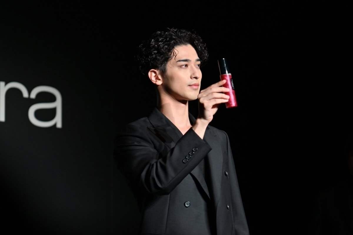限定の「フィックス ミスト レッド」を手に。真摯に美と向き合う大人の気品が漂います。