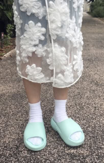 【ウーフォス】ソックスを合わせるとこんな感じ。夏もソックスをはくこともあるので、いろいろな足元コーデを楽しめるのはうれしい限り！