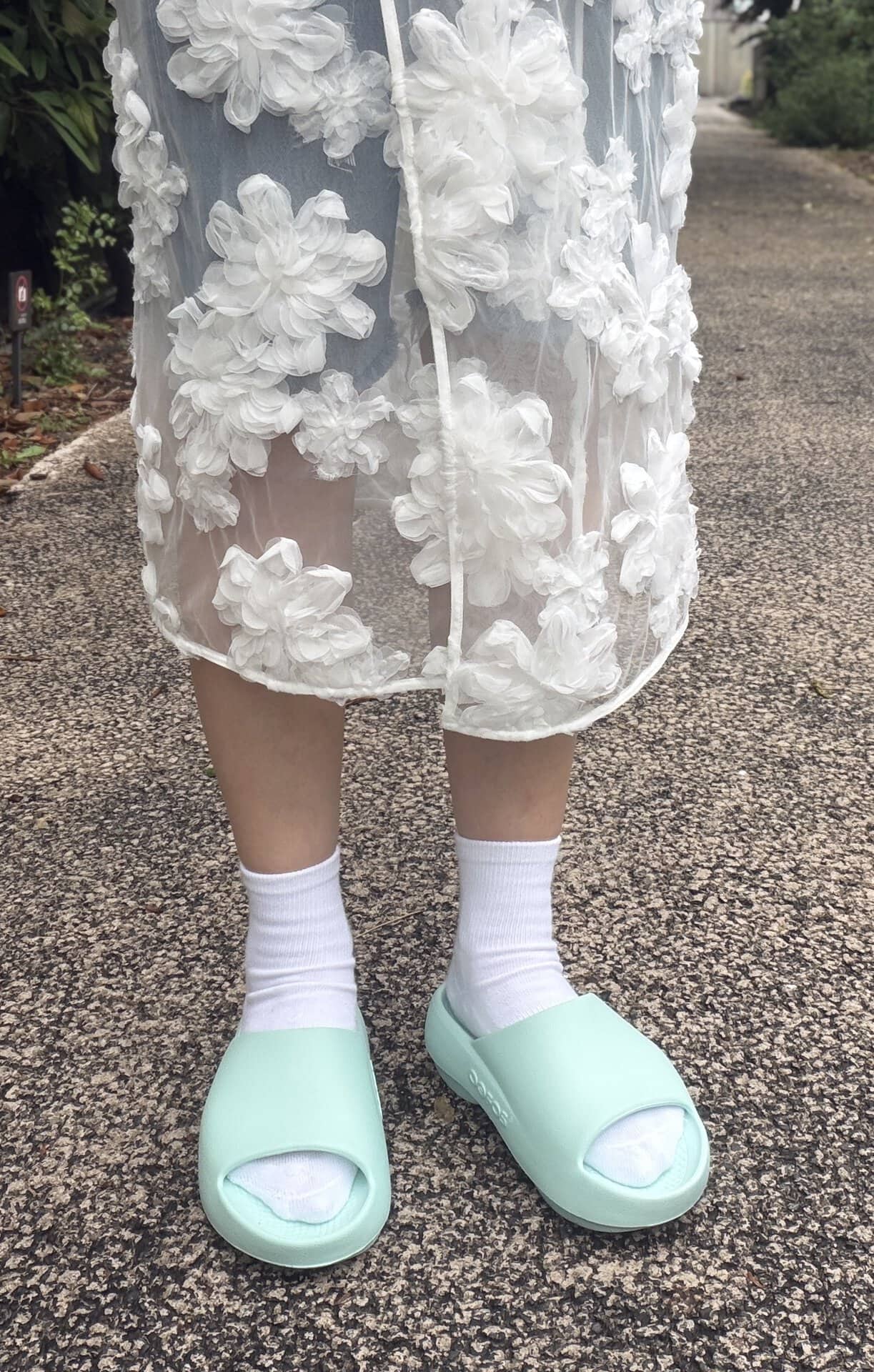 【ウーフォス】ソックスを合わせるとこんな感じ。夏もソックスをはくこともあるので、いろいろな足元コーデを楽しめるのはうれしい限り！