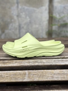 【ホカ】ランニングシューズのような厚み（約3.2cm）があるので、スタイルアップも狙いちゃいます！