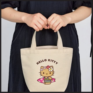 サングラスにハイビスカスにビキニ、盛り盛りな日焼けハローキティがハッピー感たっぷり。小ぶりなサイズなので、ワンマイルバッグとしてはもちろん、サブバッグとしてもオススメ。