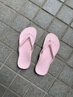 あのときのようにビーサンをはく日が来るなんて。杉浦由佳子が激推し【アーチーズのビーサン】
