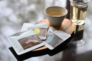 生薬や漢方にも使われる松葉を焙煎してブレンドしたノンカフェインティーは3種類のフレーバーがラインナップ。手前から/ほうじ赤松、赤松とレモンジンジャー、赤松とペパーミント 各¥180
