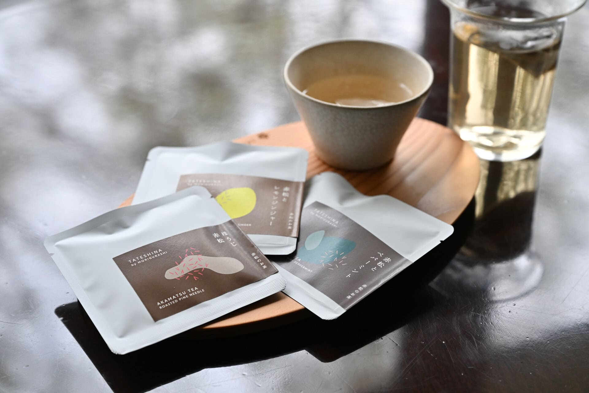 生薬や漢方にも使われる松葉を焙煎してブレンドしたノンカフェインティーは3種類のフレーバーがラインナップ。手前から/ほうじ赤松、赤松とレモンジンジャー、赤松とペパーミント 各¥180