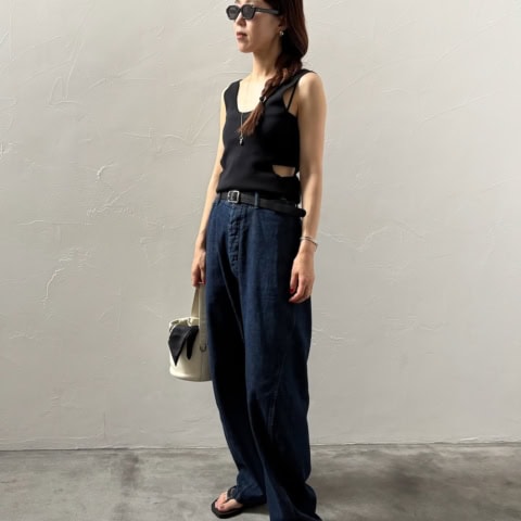 【40代スナップ】真夏のシンプルコーデは「黒小物&ジュエリー」で涼しげに盛る|岡松真由さん