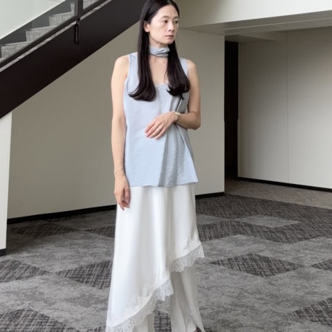 【40代スナップ】大人こそ似合う「きらめきサンダル」が夏コーデを格上げします｜林 聖子さん