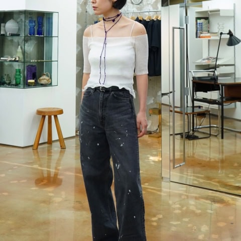 【40代スナップ】夏のデニム+肌見せコーデには「チョーカー」風ストリングが効果的です|新垣結花莉さん