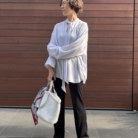【40代スナップ】PCも入るホワイトの「大容量かごバッグ」はオンオフ大活躍!|出原杏子さん