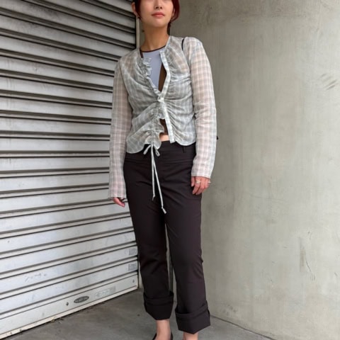 【40代スナップ】夏コーデに旬の「ジェリーサンダル」投入で足元までシアーに!|小川奈美さん