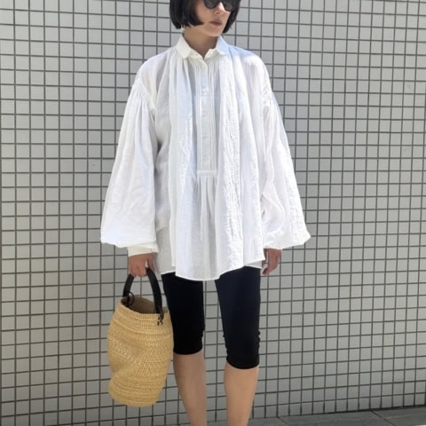 【40代スナップ】「洗練かごバッグ」が大人の夏モノトーンスタイルで断然映える|高橋悠さん