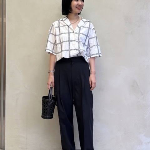 【40代スナップ】透かし模様で軽やか見え「レザーバッグ」が夏コーデに大活躍!|岡田芙美さん