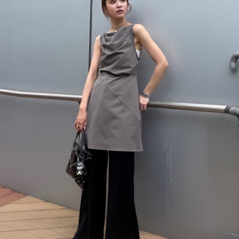 【40代スナップ】流行ってます!「ワンピにスラックス」をレイヤードでハンサムに|小島奏美さん