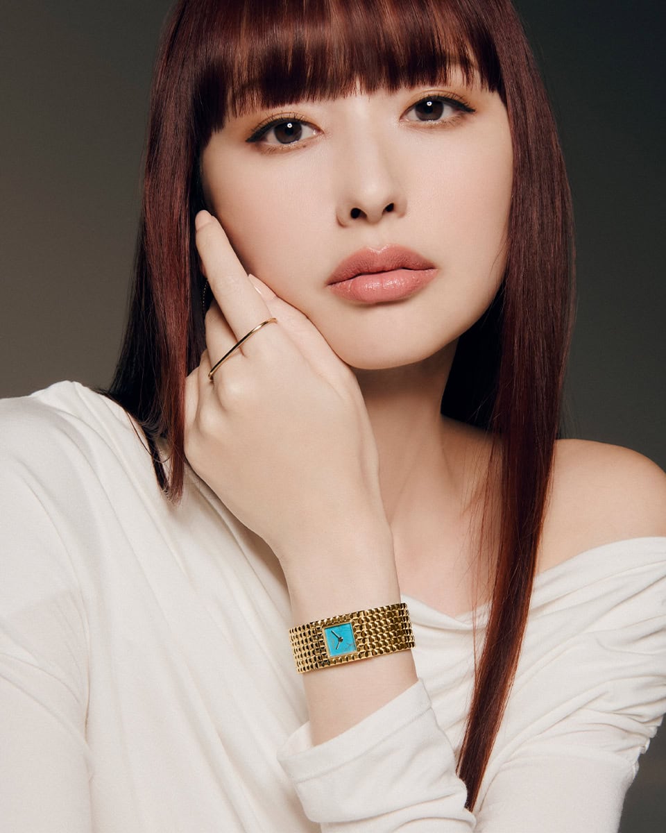 ターコイズとイエローゴールドカラー、 視線を奪う華やかで個性的な掛け合わせFREDERIQUE CONSTANT(フレデリック・コンスタント)|鈴木えみと共鳴するタイムレスな存在感!|今、話題のジュエリーウォッチ「クラシック マンシェット」に新作登場