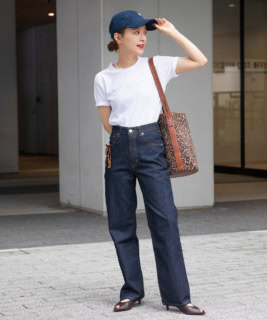 Tシャツ¥9,900(ジェイジェイマーサー×スピック&スパン)、デニム¥16,500(サムシング×スピック&スパン)、シューズ¥20,900(スピック&スパン)、キャップ¥5,500(ニューエラ)、ネックレス¥19,800(ミホコ サカイ/全てスピック&スパン ルミネ有楽町店)、ア バケーションのバッグ、ポケットに挿したギュパールの眼鏡は本人私物