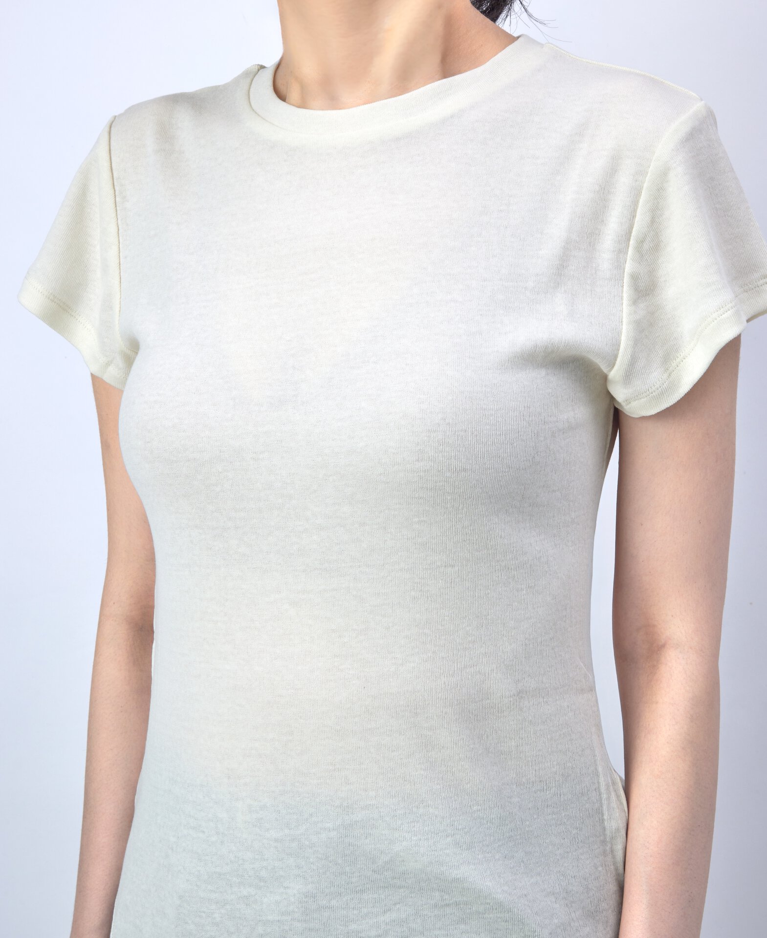 スッキリ見えますよね? ちなみに着用TシャツはTODAYFULのソフトフライスTシャツ。ややシャリ感があり、肌離れがよく涼しく着用できるTシャツです。透け感のある極薄手の素材ですが、ブラの透けはほぼありません。