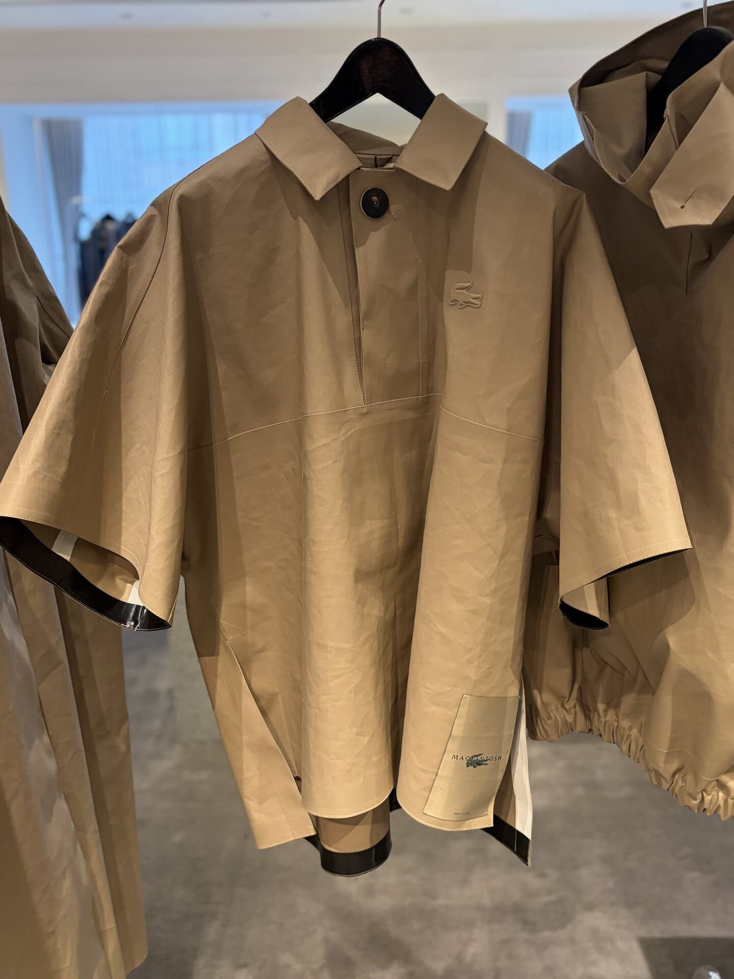 ポロ型ポンチョ￥217,800（マッキントッシュ×ラコステ）