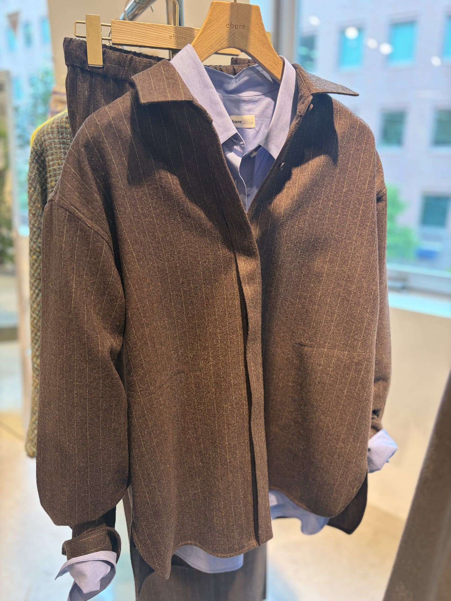 ブラウンシャツ￥105,600、中に着たブルーシャツ￥53,900（エブール）