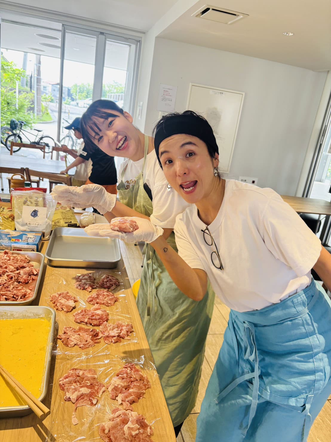 豚こまを丸めて揚げていきます。これ材料費も抑えられるし、ふんわりとしたフライになってとっても美味。小さな子でも食べやすい柔らかさに仕上がります♡