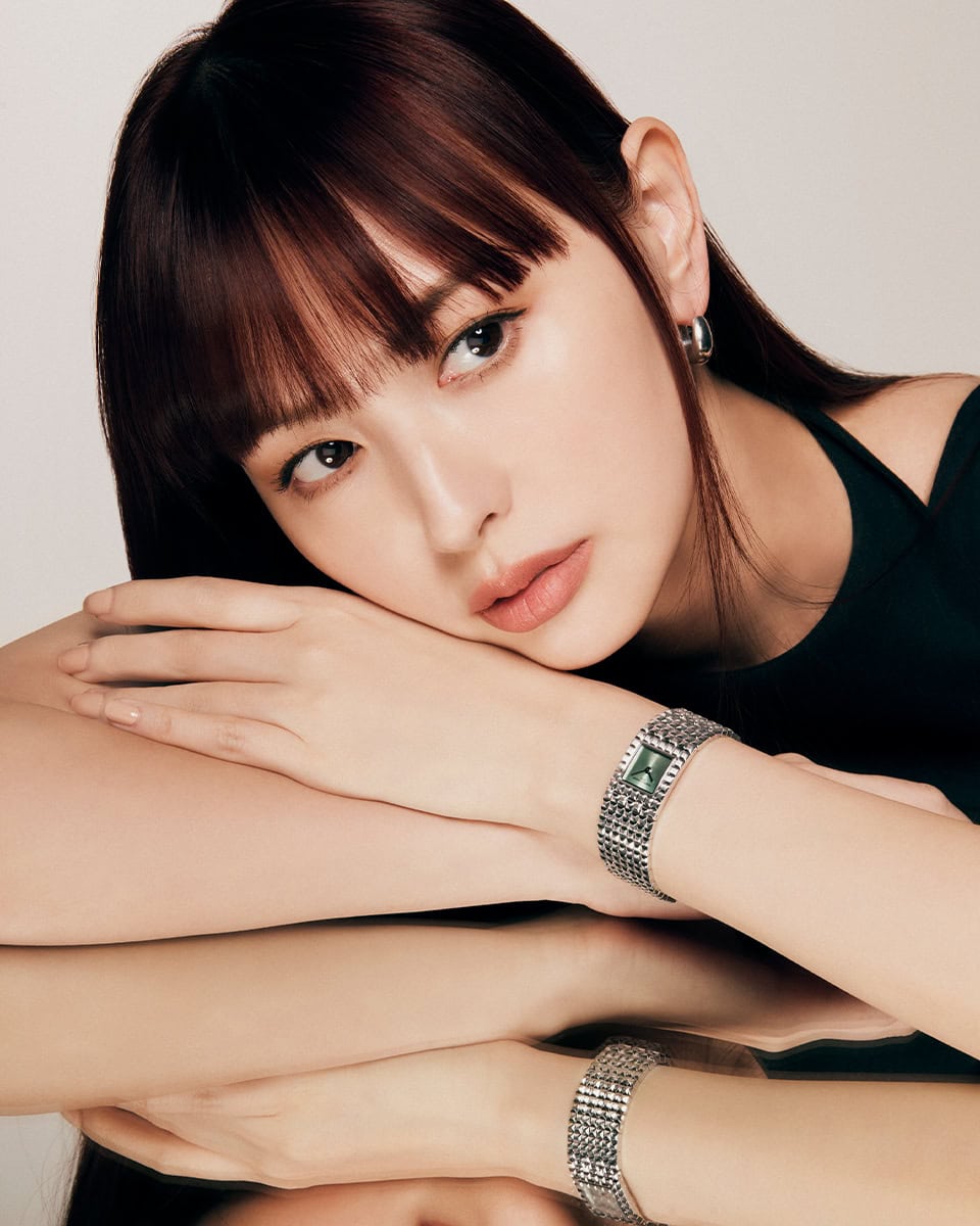 シルバー×ミントグリーン、 軽やかで洗練されたムードを纏ってFREDERIQUE CONSTANT(フレデリック・コンスタント)|鈴木えみと共鳴するタイムレスな存在感!|今、話題のジュエリーウォッチ「クラシック マンシェット」に新作登場