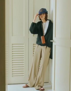 ブルゾン¥81,400、中に着たTシャツ¥9,900、パンツ¥52,800、首に掛けたサングラスケース¥39,600、サンダル¥71,500(全てオーラリー)、キャップ¥2,090(原宿シカゴ/原宿シカゴ 神宮前店)