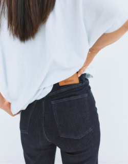 お尻がぷりんと可愛く見えていることにも注目! デニムパンツ『ADVANCED LONG LEG FLARE』インディゴ¥21,890、その他スタイリスト私物
