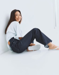 デニムパンツ『ADVANCED LONG LEG FLARE』インディゴ¥21,890、その他スタイリスト私物