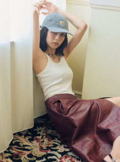 深めのスリットがタフなレザースカートで女っぽくなり過ぎないように。キャップのラフさがいいさじ加減。タンクトップ¥11,000(アワワコール/ワコールお客様センター)、レザースカート¥60,000(COS/COS 青山店)、キャップ¥9,900(カーハート WIP/カーハート WIP ストア トーキョー)、パールロングネックレス¥14,300、パール×メタルネックレス¥19,800、チャームネックレス¥19,800(全てanca./ロードス)、ブレスレット¥223,300(シャルロット シェネ/シャルロット シェネ 青山店)、ミュール¥163,900(ジャンヴィト ロッシ/ジャンヴィト ロッシ ジャパン カスタマーサービス)