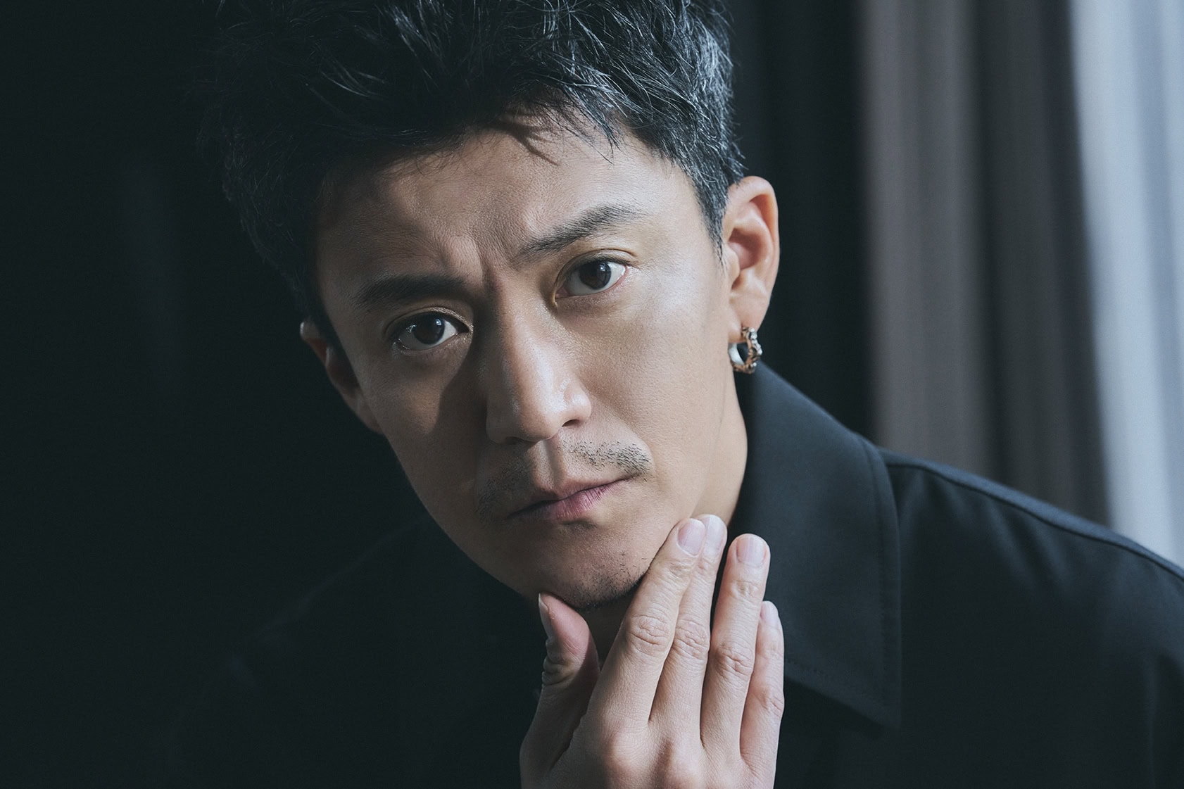その後の賢治はずっと血まみれ状態ですが、あるタイミングでメイクさんが血みどろにしすぎちゃって「これ、前のシーンと繋がってますか?」と聞いたら片山監督がメイクさんに「これはちょっとやりすぎです」って(笑)。そんなこともありながら、スタッフ陣と「賢治は3回くらいは死んでる」と話しながら取り組みました。