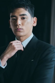 現場で片山監督を見ていると「本当に人間観察が好きなんだろうな」と感じます。ずっとまわりの人を見てニヤニヤしていましたから。そういったところから、片山監督独自のユニークなアイデアが出てくるのでしょうね。レンに対しても「小学4、5年生の子が大人のからだの中にハマっちゃっている感じでやってください」という指示がありました。すごく面白い発想であり、出てくるキャラクターが皆個性的ですよね。