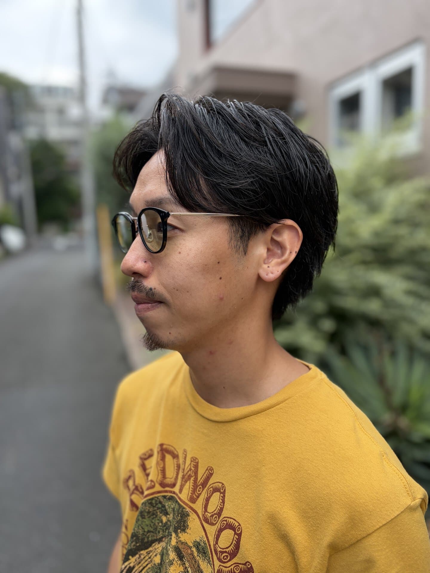ユーズドのサングラスで、顔周りにもポイントを持たせているのも◎