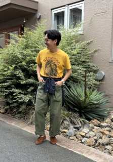 NPCAのTシャツ、ユーズドのシャツとサングラス、オットメントのリメイクパンツ、ブルックス ブラザーズの腕時計、ジャック ソロヴィエールのシューズは狩谷さん私物
