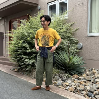 シャツ腰巻きは前身頃を表にボタン1つ留め。+αのアイテムで盛るのがTシャツスタイルが洒落るコツ【メンズスナップ】