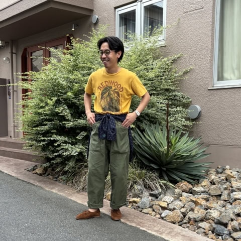 シャツ腰巻きは前身頃を表にボタン1つ留め。+αでTシャツコーデが劇的に洒落る!【メンズスナップ】