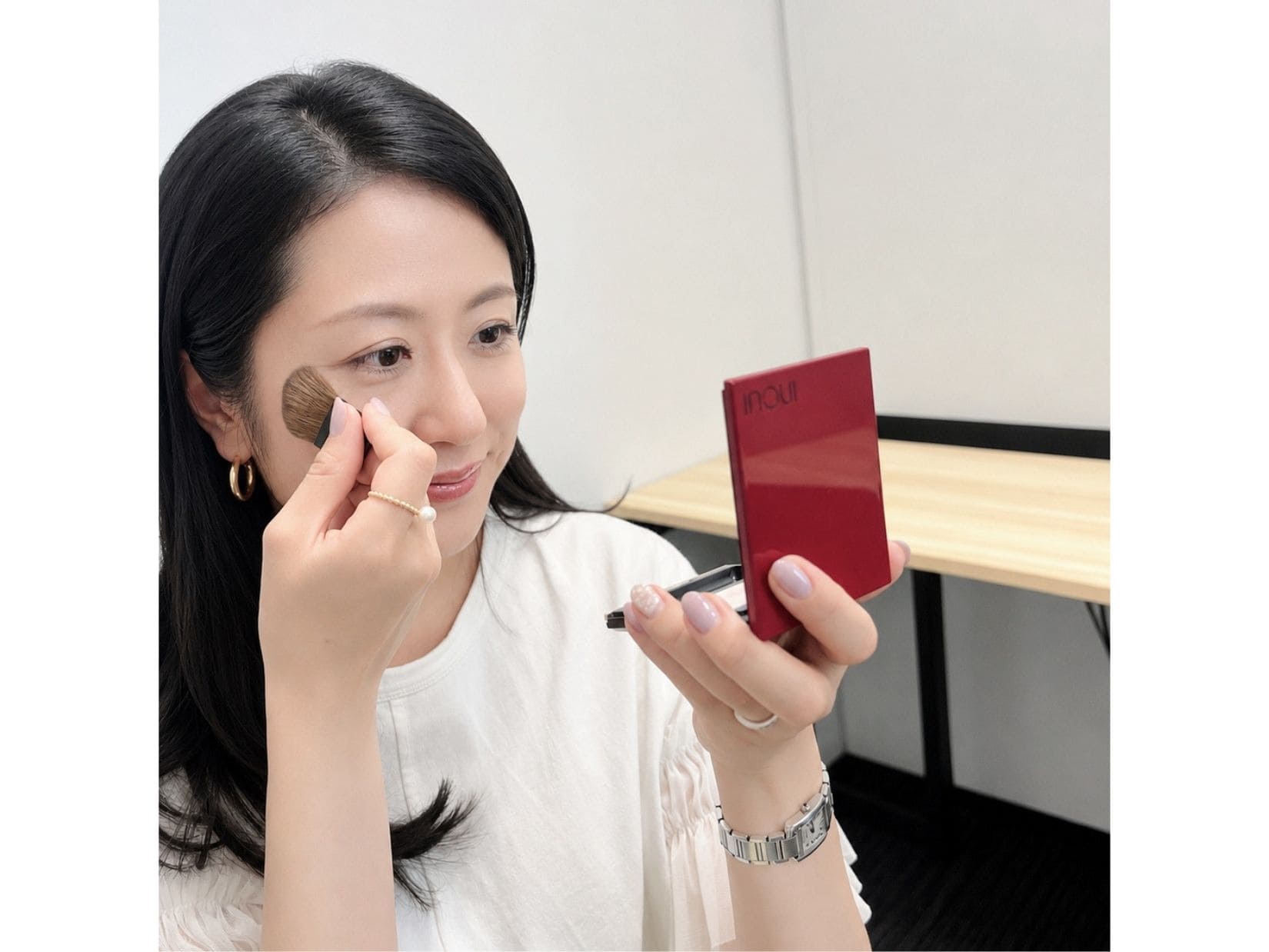 「肌に磨きをかけるように、軽くなでるように動かして広げます」