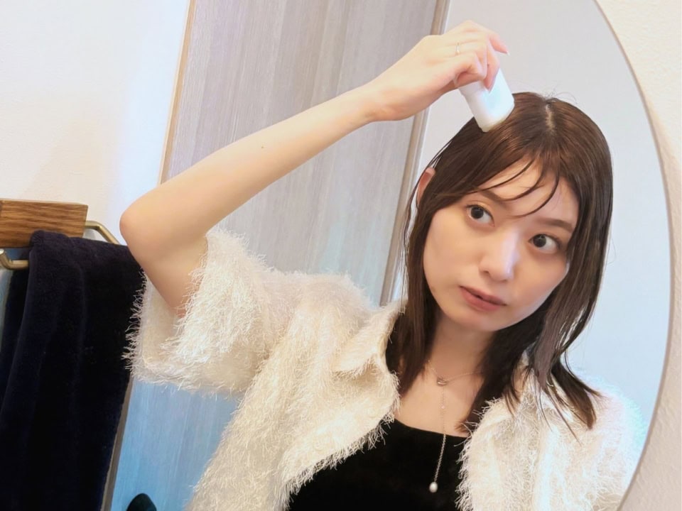 「髪への使用がお気に入り！　スティック状なのでパヤパヤと出てくるアホ毛にダイレクトに塗布しておさえたり、前髪の乱れを整えたり。乾いた後パリパリに固まらないのでお直しもしやすいです」