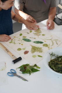 季節の植物を採取してハンカチに素材の色を移す「森の草木のたたき染め」(¥1,500)