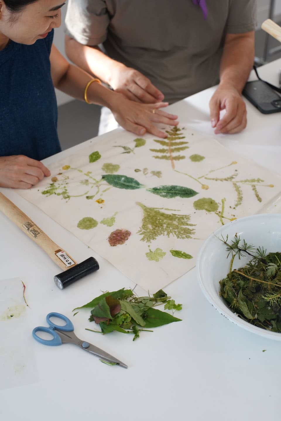 季節の植物を採取してハンカチに素材の色を移す「森の草木のたたき染め」(¥1,500)