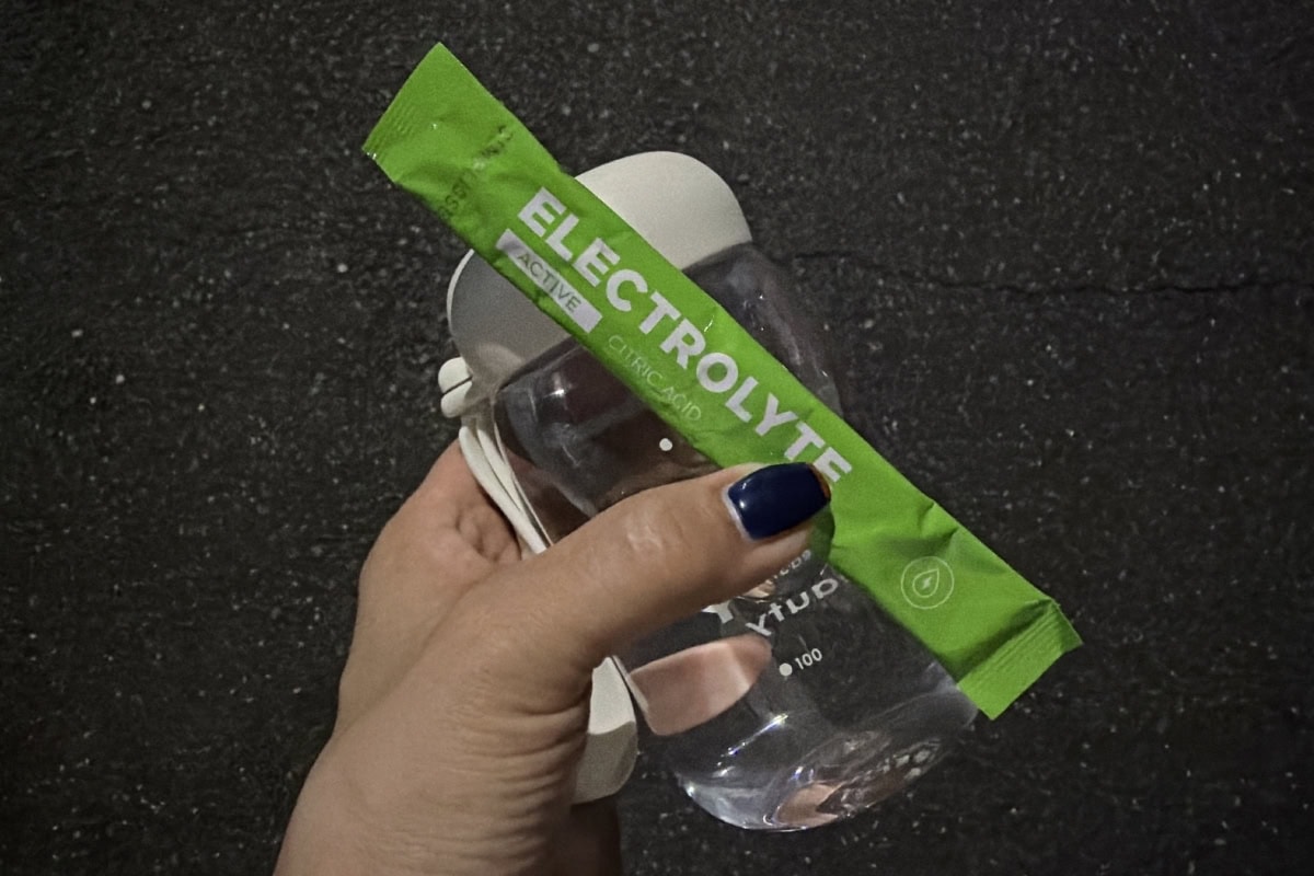 「疲労回復の一杯」として飲むときは、300ml〜400mlのお水に溶かして濃いめに飲むのがおすすめです。シンプリスエレクトロライト アクティブ 電解質補給。　