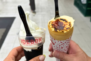 静岡の有名牧場が手がける大人気店IDEBOK(イデボク)右:ジャージークレープ カスタードブリュレ ¥650 左:コーヒーゼリーソフト ¥660。