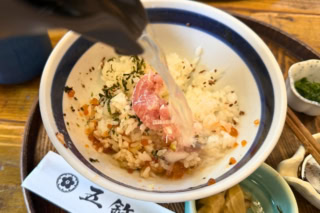 〆は五鉄流「まご茶漬け」で決まり!丼を少し残した状態で秘伝の出汁をかければ、サラサラといただく極上の「まご茶漬け」に早変わり。一杯で2度美味しい♡