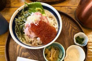抜群の満足感!「参鉄」¥2,618 新鮮な地魚に、旨味がギュッと詰まった本日の鮮魚とイクラを合わせた、バランス抜群の人気丼。「究極の五鉄」に入っている贅沢なウニとホタテを、シェアし合うことで、それぞれがプチ贅沢なマイオリジナル海鮮丼を作れて、お財布にも優しく大満足できるというハッピーな裏ワザ。