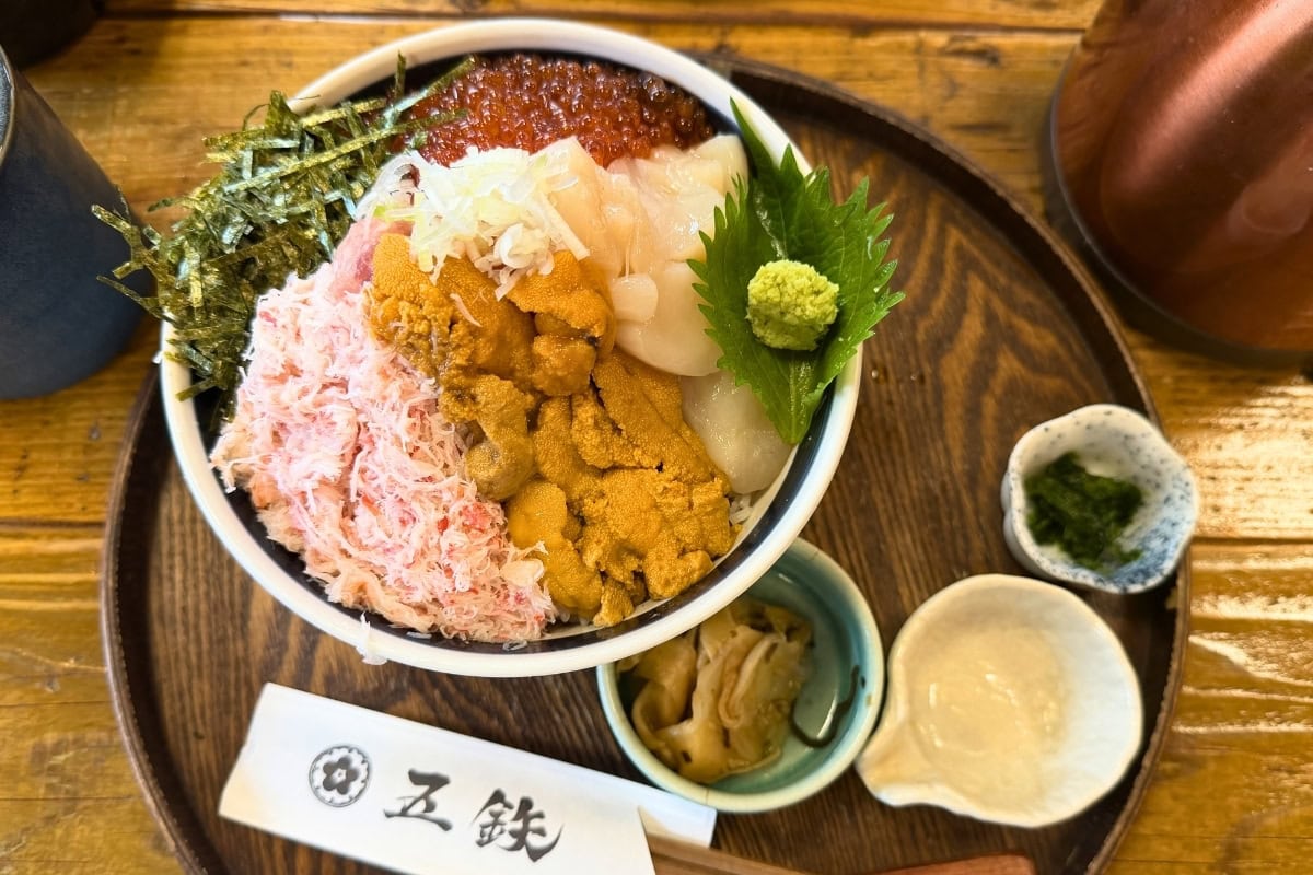 本命の最高峰！「究極の五鉄」¥4,730本日の鮮魚に、カニ、イクラ、ホタテ、さらに濃厚なウニがこれでもかとトッピングされた、まさに“究極”の名にふsわしい贅沢すぎる一杯。口いっぱいに広がる海の宝石たちのハーモニーは、言葉を失うほどの美味しさです。